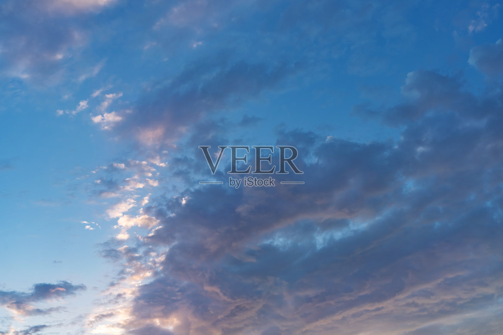 白色蓬松的云在黑色的背景下显得格外显眼照片摄影图片