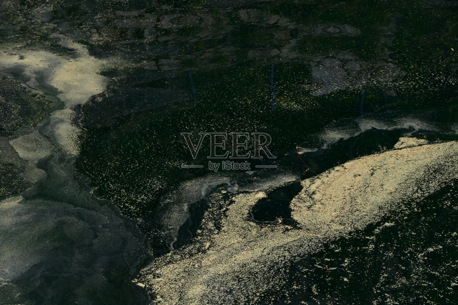 人造湖上的痕迹，Estany de Cavallers: Vall de Boi，加泰罗尼亚照片摄影图片