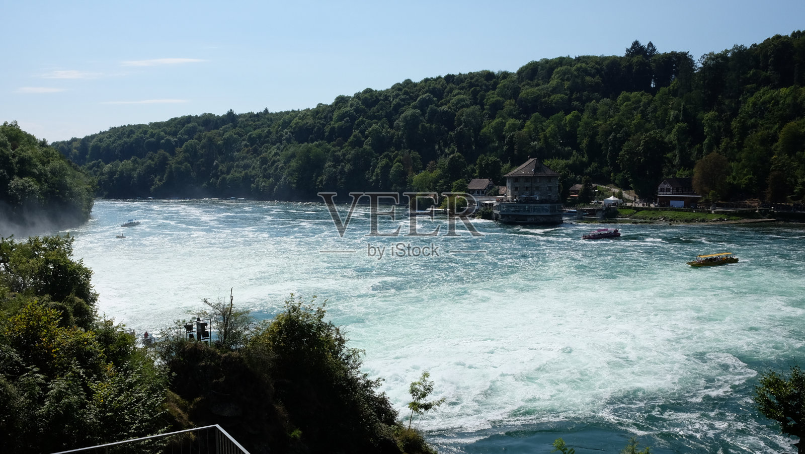 大自然中的小瀑布和河流照片摄影图片