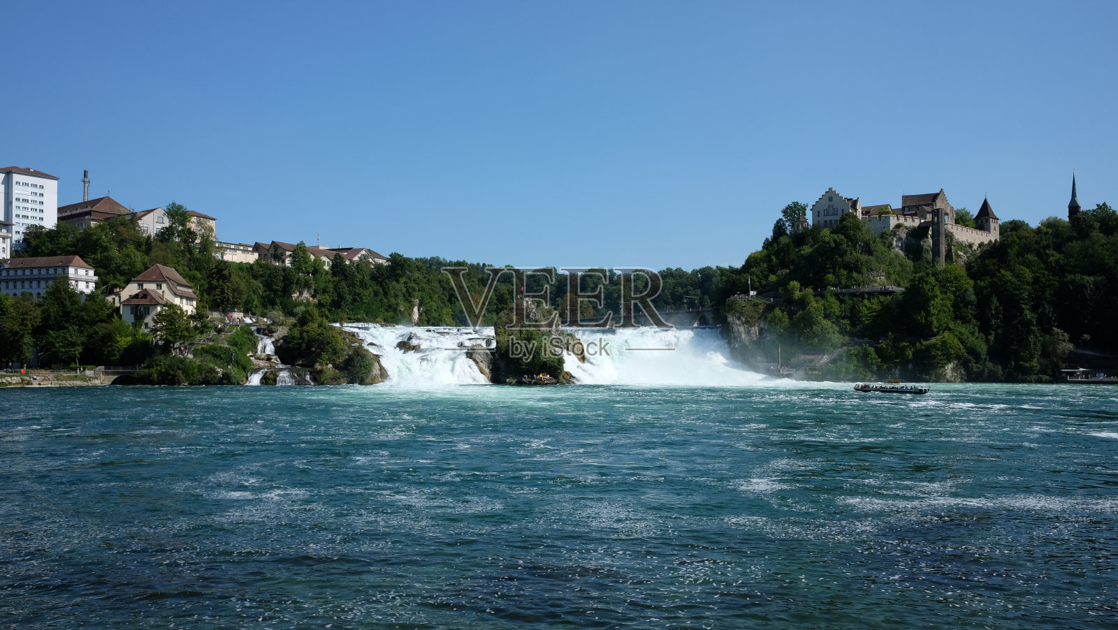 大自然中的小瀑布和河流照片摄影图片