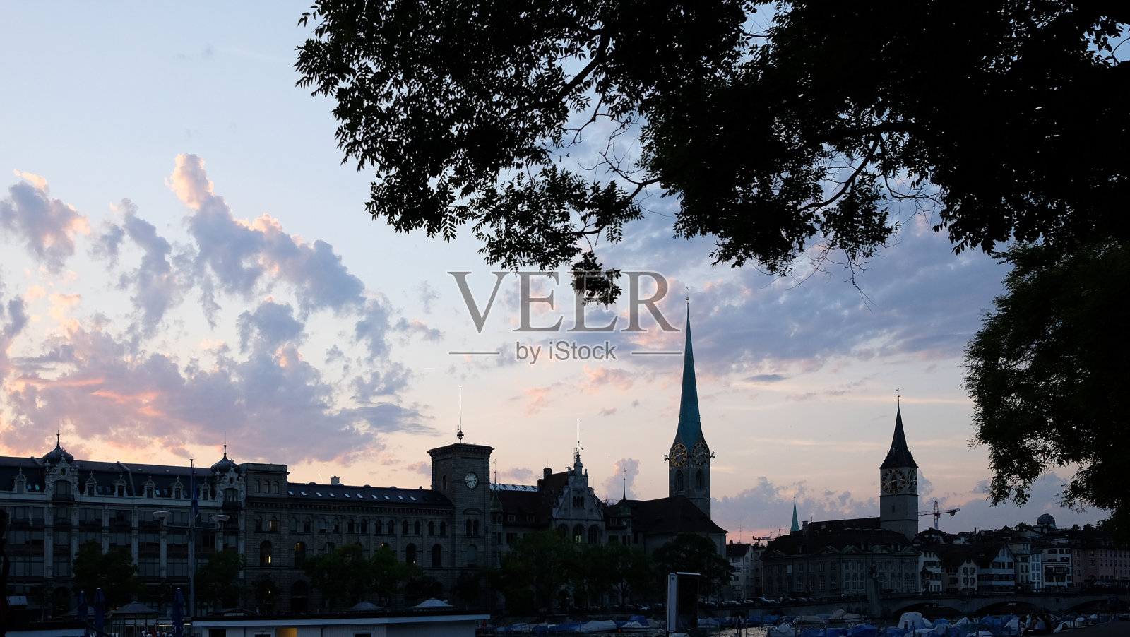 一个古老的欧洲小镇的海滨景观照片摄影图片