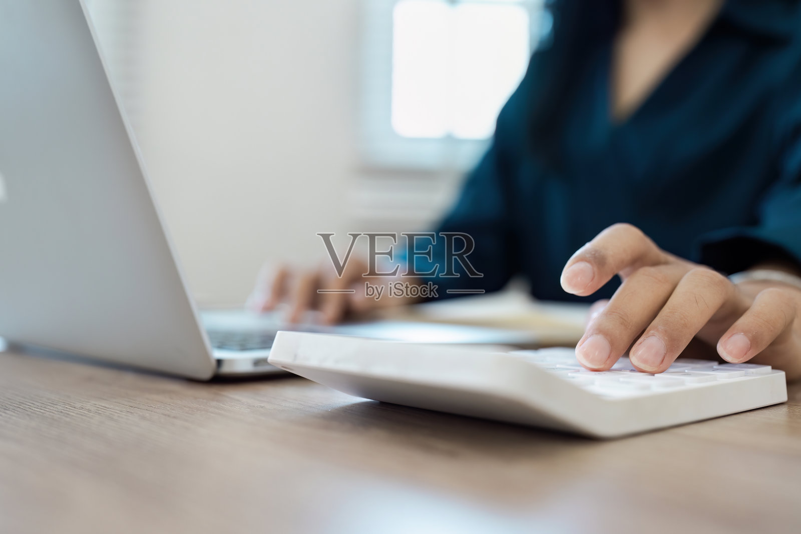 商务女性远程工作从家里与笔记本电脑和计算器的业务生产力照片摄影图片