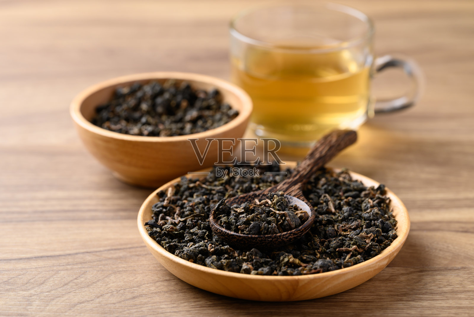 干乌龙茶与热茶在木制背景照片摄影图片