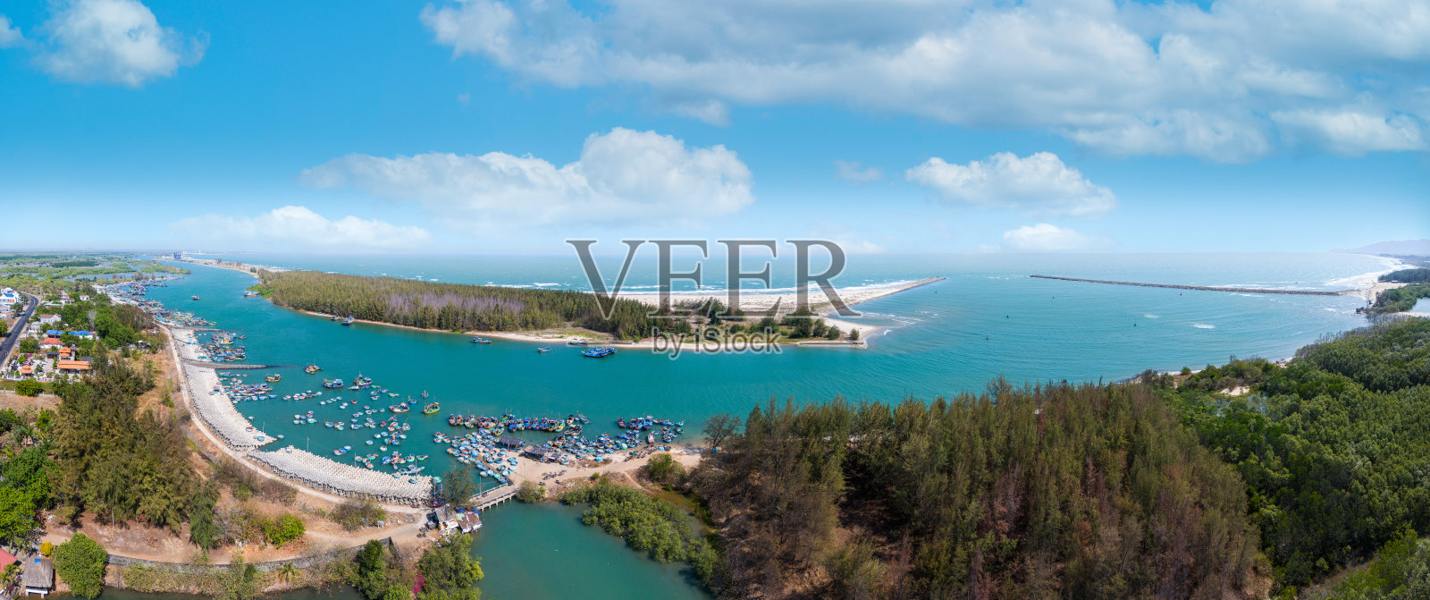 昂头市安乐渔村鸟瞰图。一个渔港，有海啸防护混凝土块。城市景观和海上的传统船只。照片摄影图片