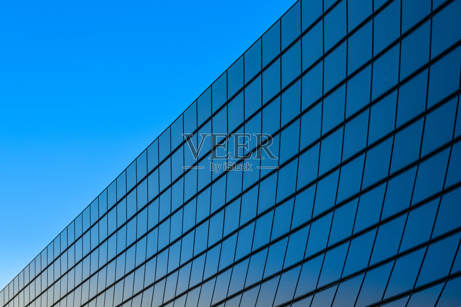 晴朗天空下的太阳能电池板照片摄影图片