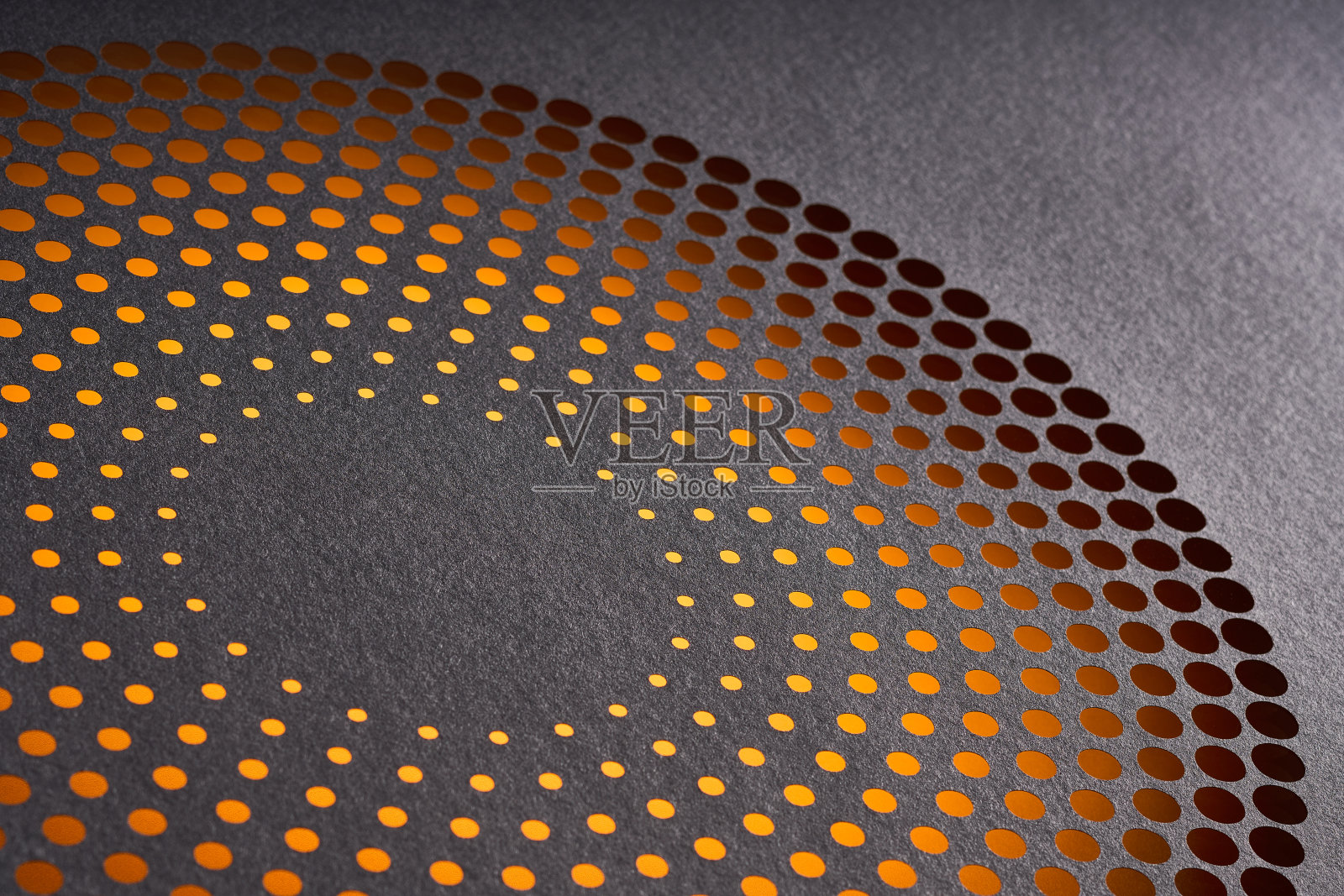 复杂的剪纸艺术作品与圆形穿孔在一个温暖的橙色梯度对一个黑暗的背景照片摄影图片