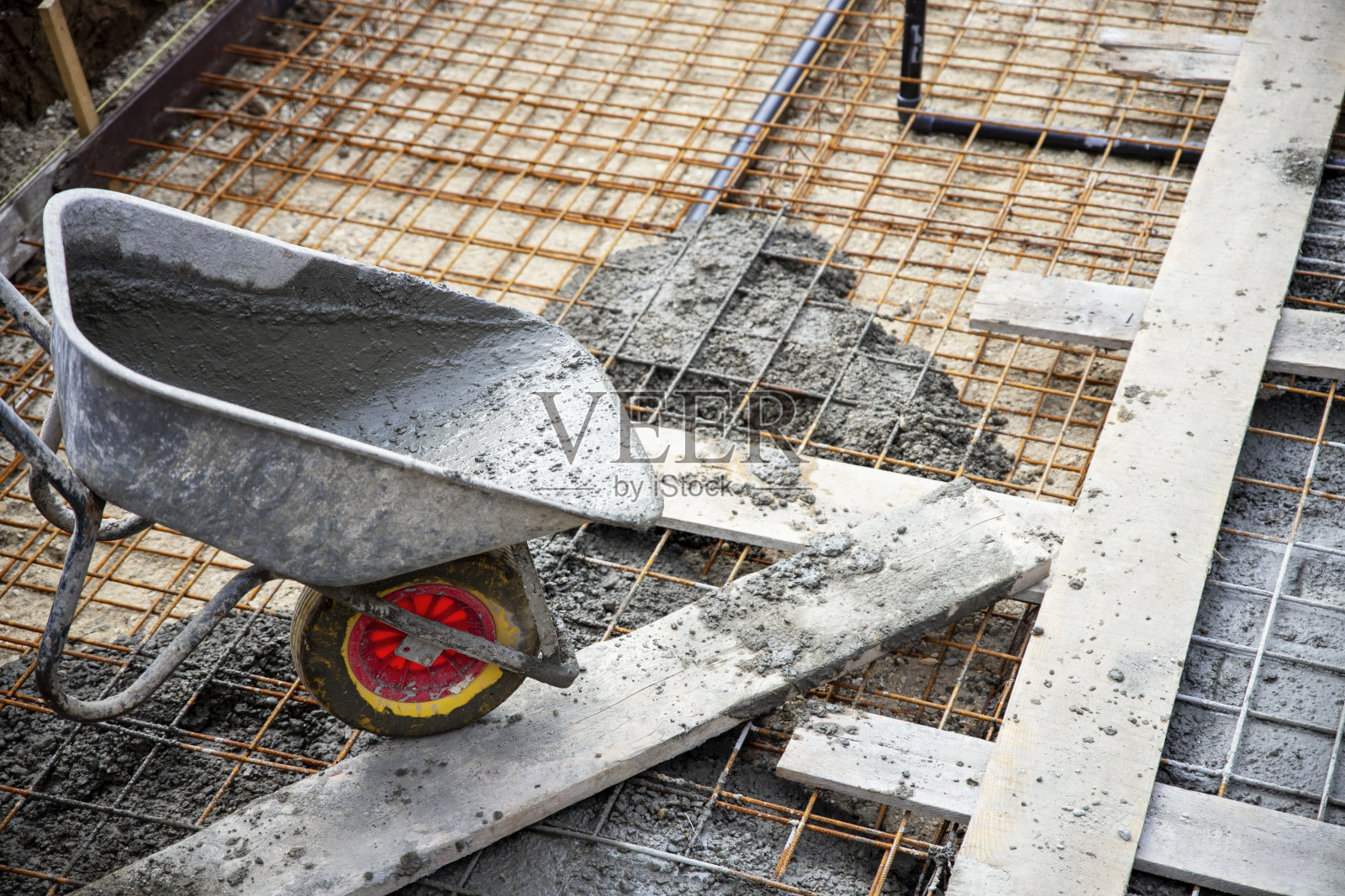 工地上装有新混凝土的手推车照片摄影图片