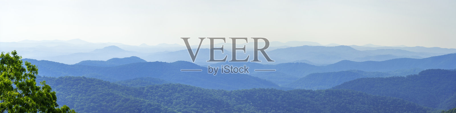 沿着蓝岭公园大道的全景:大岭俯瞰，北卡罗来纳州照片摄影图片