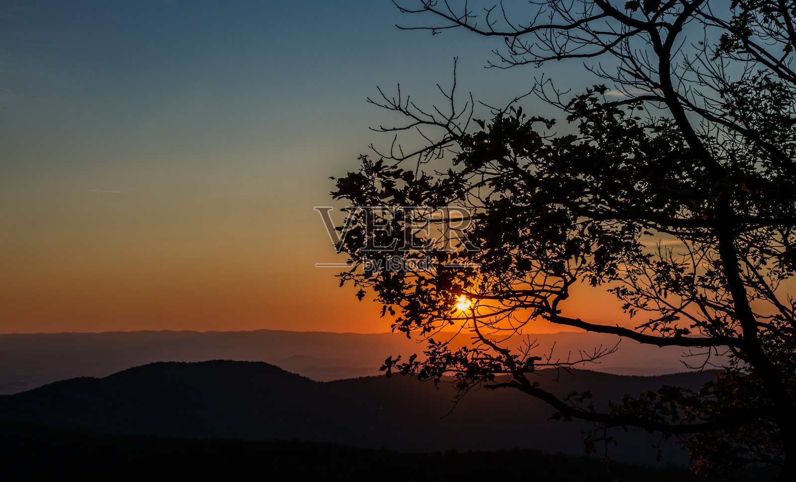 全景彩色视图山在大自然与森林在谢南多厄日落照片摄影图片