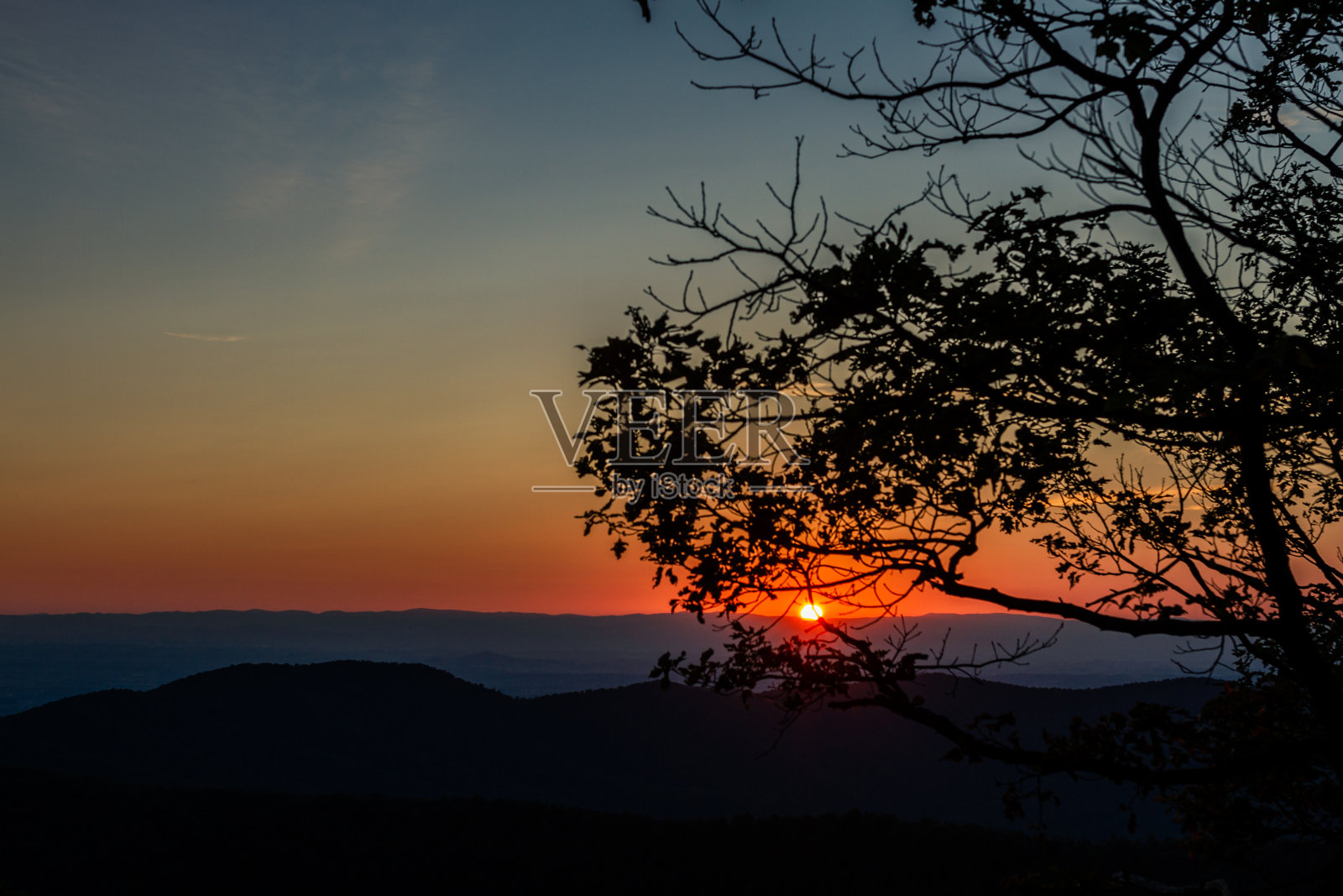 全景彩色视图山在大自然与森林在谢南多厄日落照片摄影图片