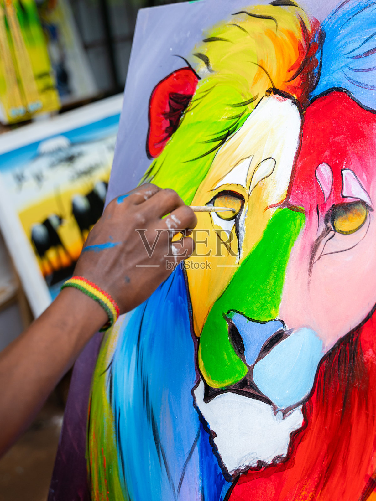 黑色画家用毛笔在画布上作画的手照片摄影图片