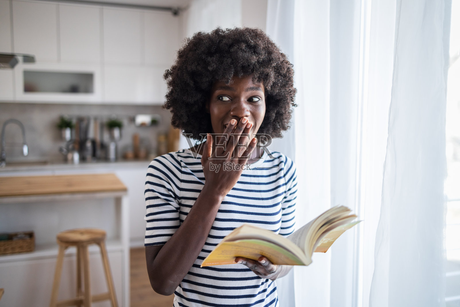 书和灯——默哀片刻照片摄影图片