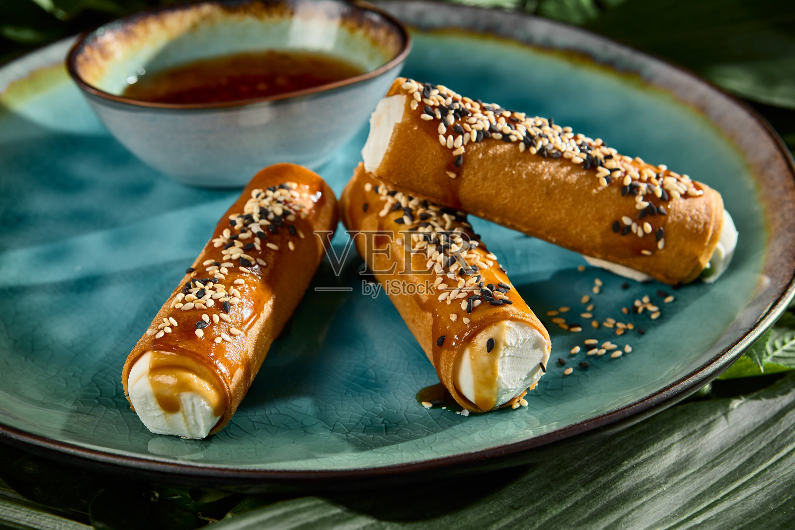 开胃春卷配甜辣酱陶瓷盘照片摄影图片