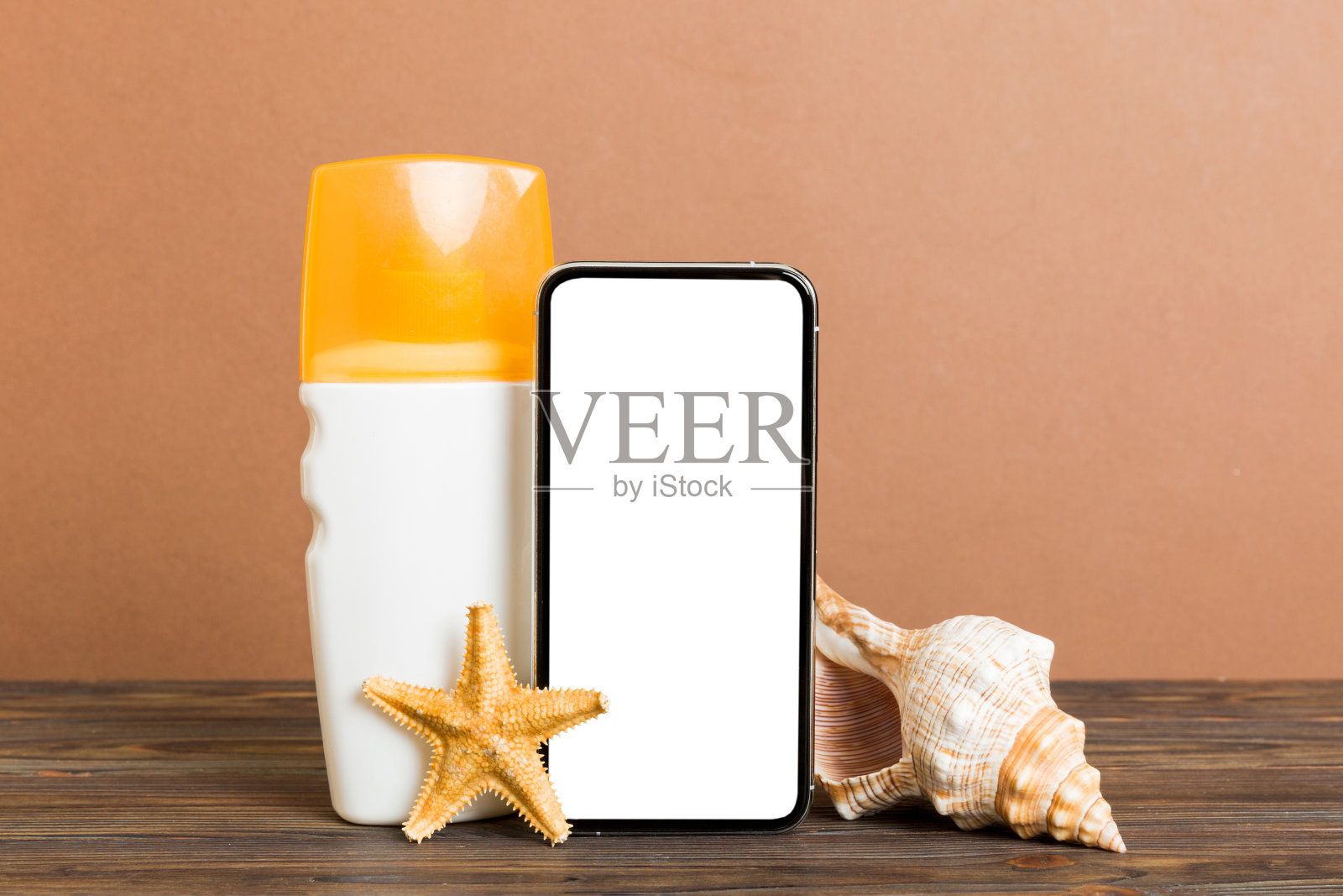 智能手机模拟模板与夏季的对象。具有文本复制空间的透视图照片摄影图片