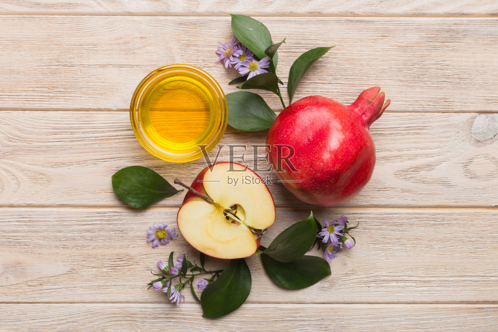 在彩色背景上用象征犹太新年节日属性的平面布局构图，表达犹太新年的概念。传统的新年节日。带复制空间的俯视图照片摄影图片
