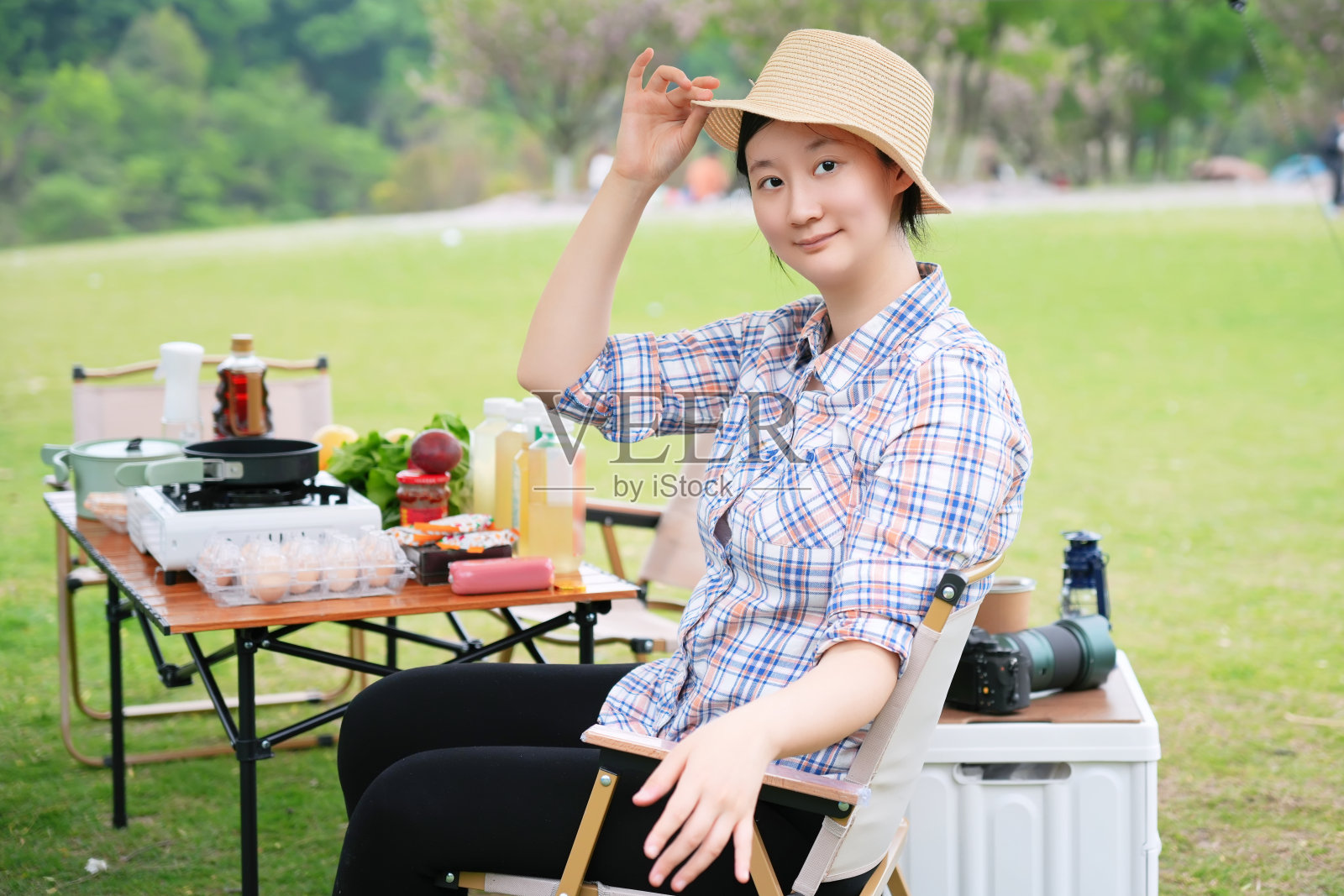 享受阳光明媚的一天:独自在公园野餐照片摄影图片