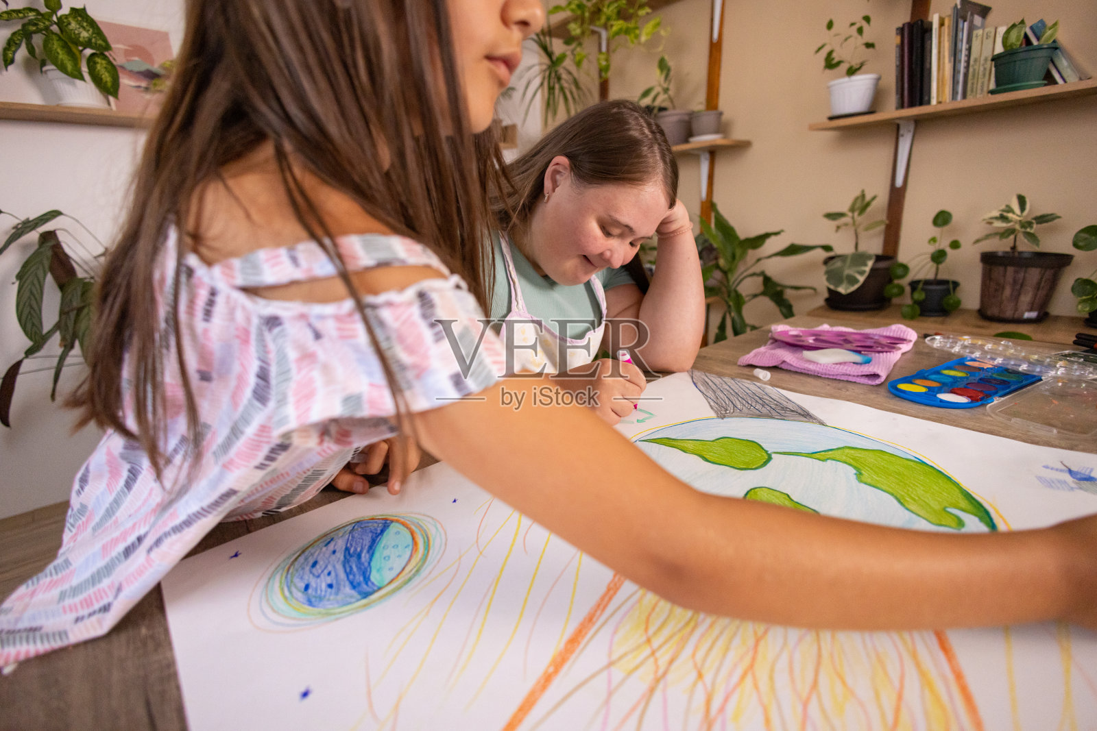 姐妹们的地球日海报照片摄影图片