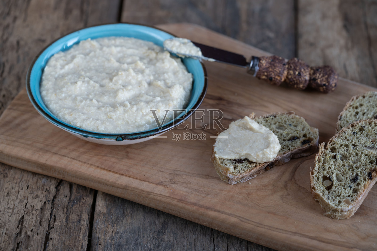 鹰嘴豆蘸酱做成的鹰嘴豆泥作为餐桌上的开胃菜照片摄影图片