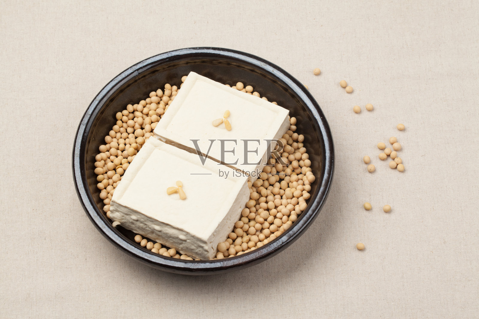 豆腐是由大豆制成的食物之一。照片摄影图片