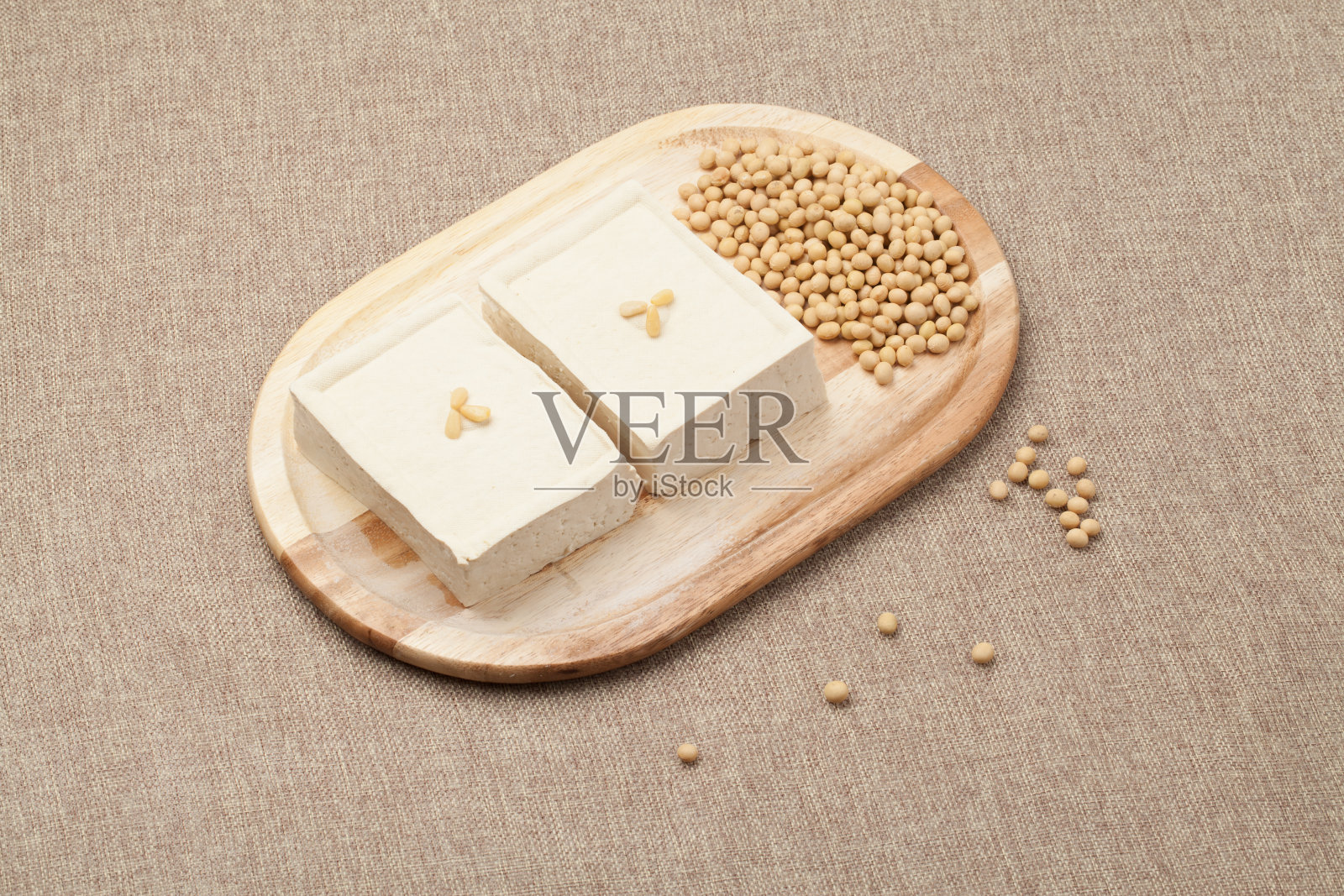 豆腐是由大豆制成的食物之一。照片摄影图片