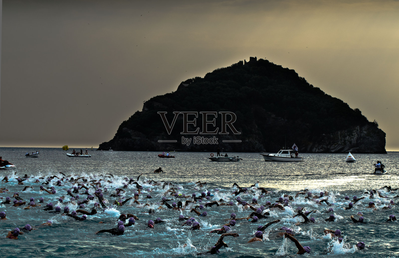 一群体育运动员在游泳岛进行游泳比赛照片摄影图片