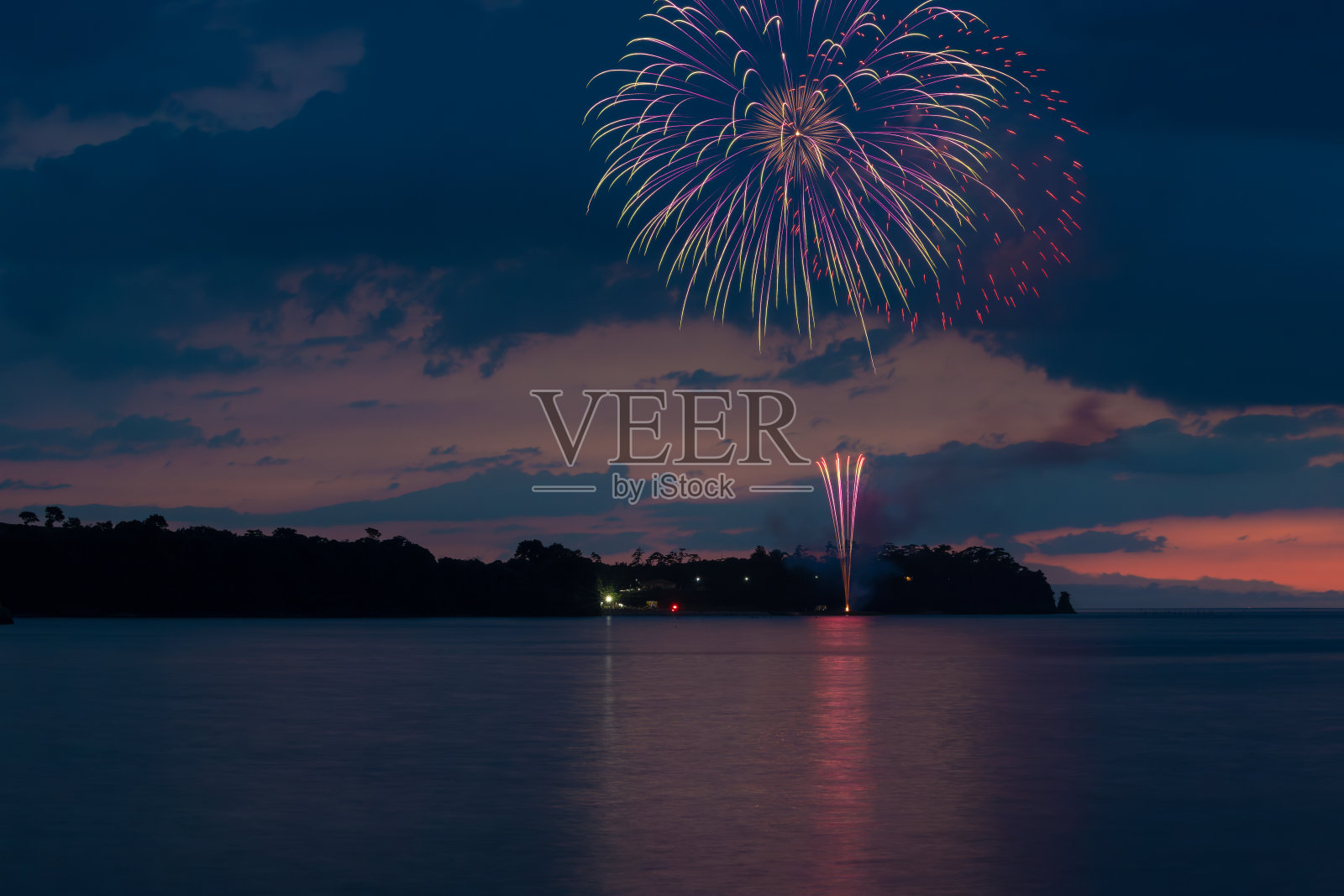 大海和烟花照片摄影图片