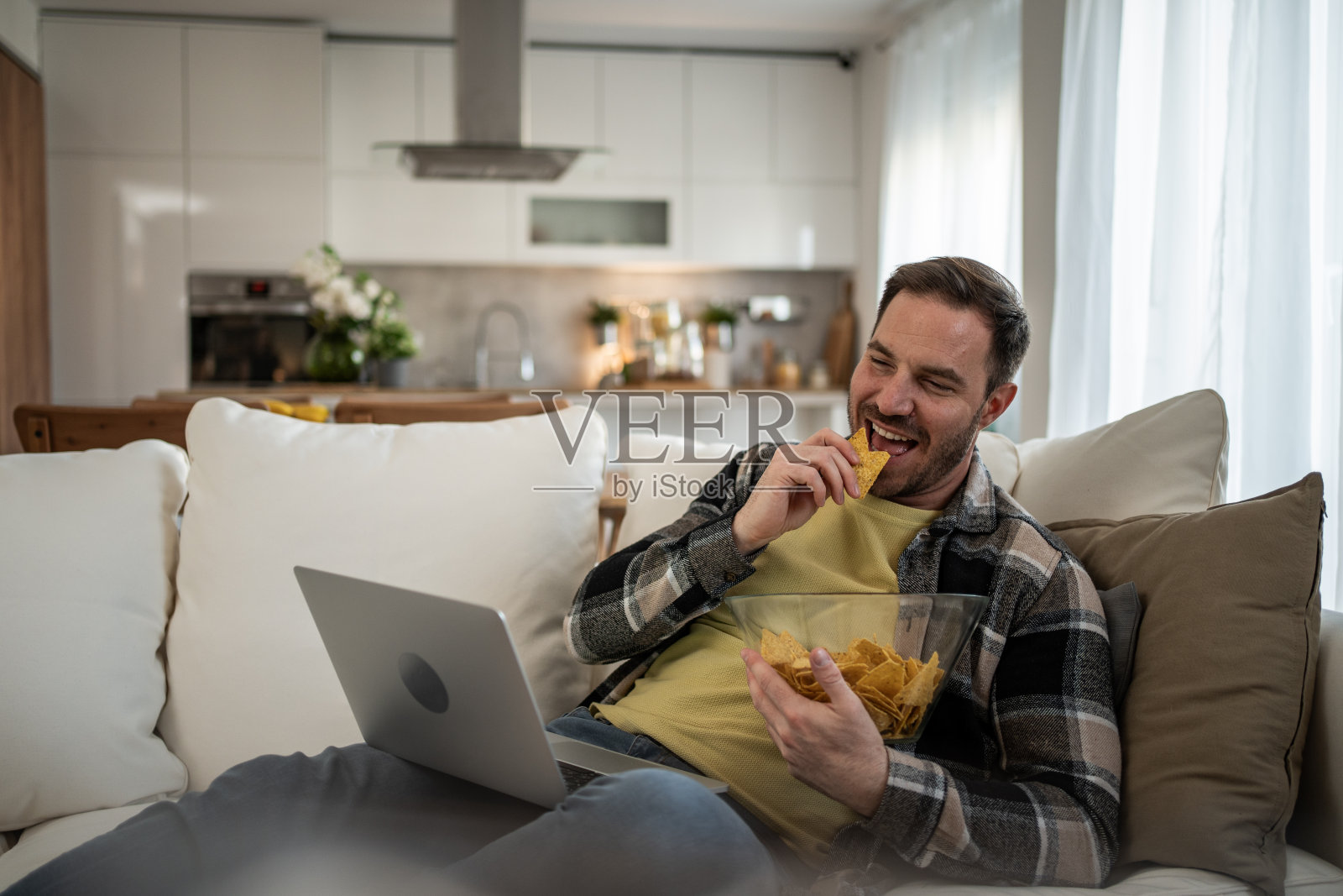 有了新的在线电影购物平台，每一部电影都触手可及照片摄影图片