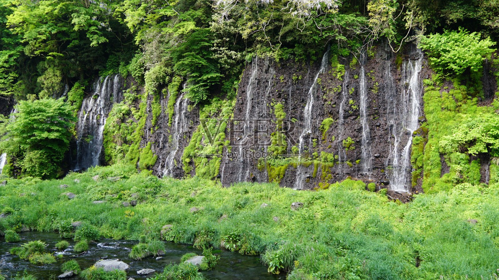 富士山附近的瀑布照片摄影图片