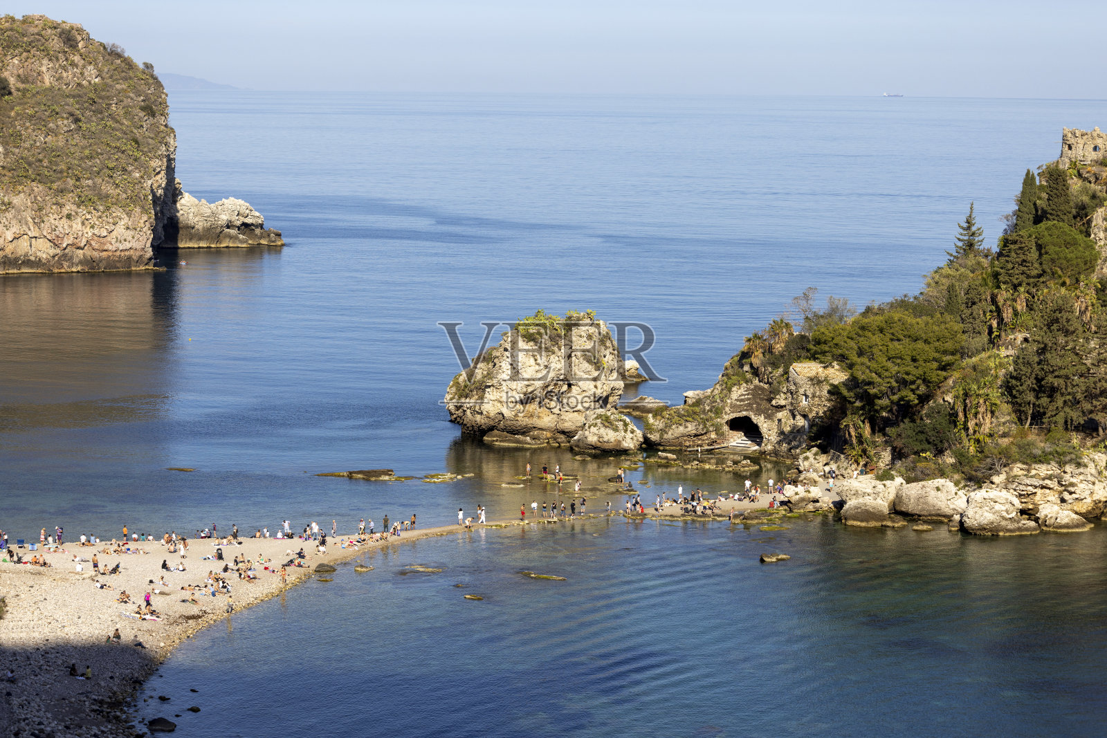 意大利西西里岛陶尔米纳,爱奥尼亚海的小岩石岛伊索拉贝拉的美丽景色照片摄影图片