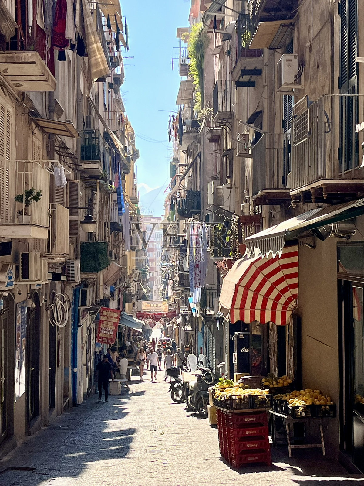 意大利-那不勒斯-意大利区的小街照片摄影图片