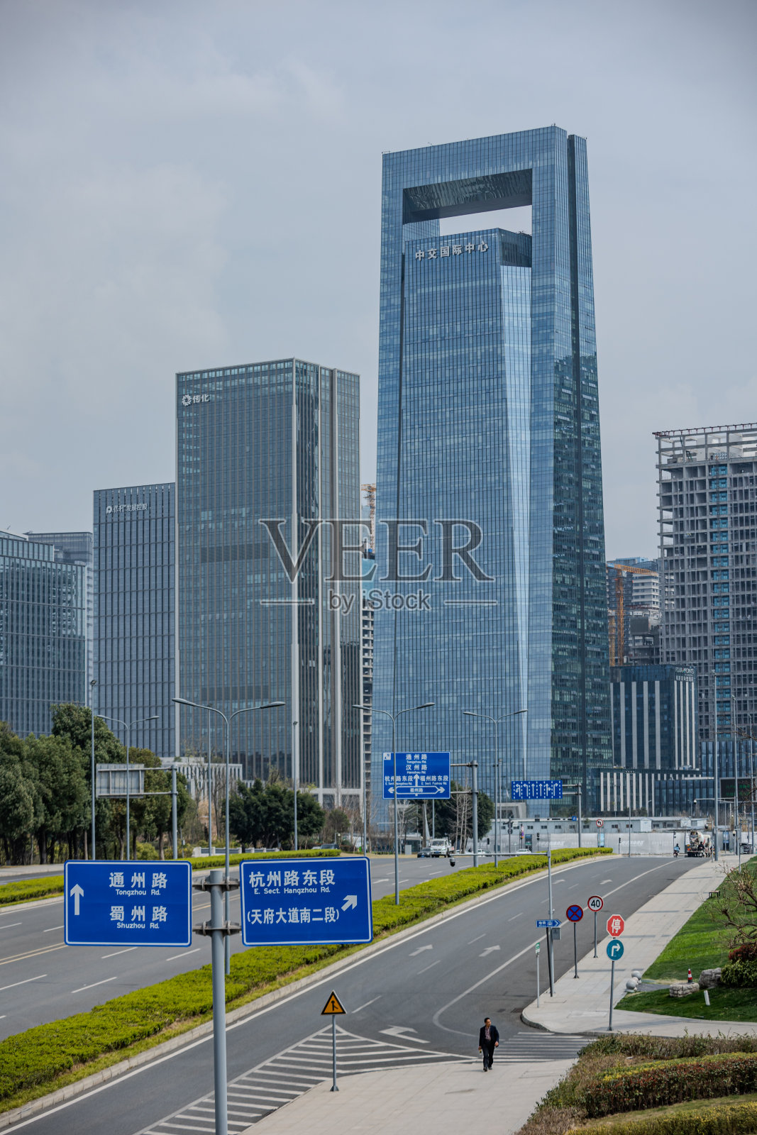 中国现代办公大楼前的宽阔道路照片摄影图片