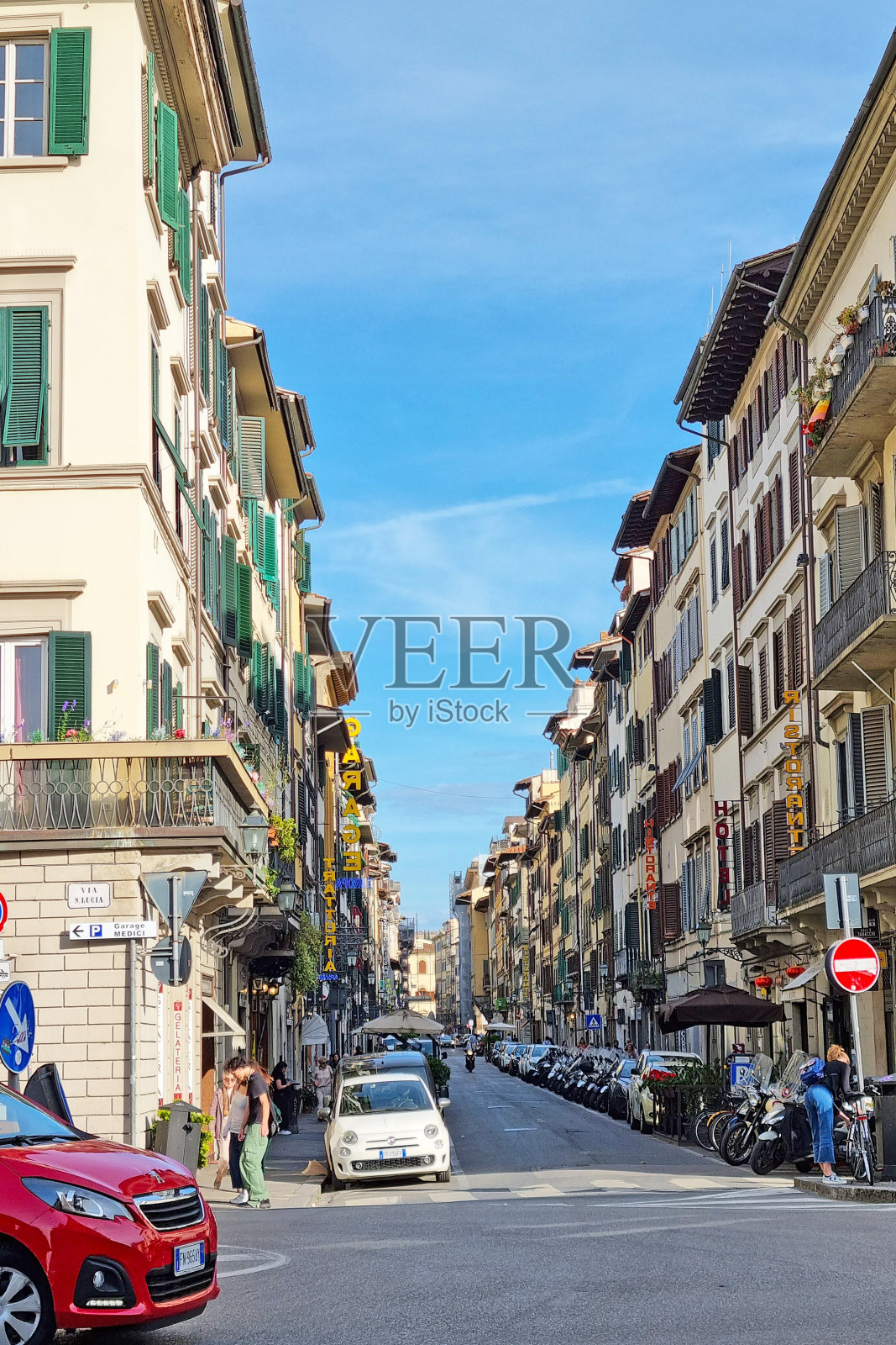 阳光明媚的一天,在繁华的欧洲城市街道上,历史建筑和充满活力的氛围照片摄影图片