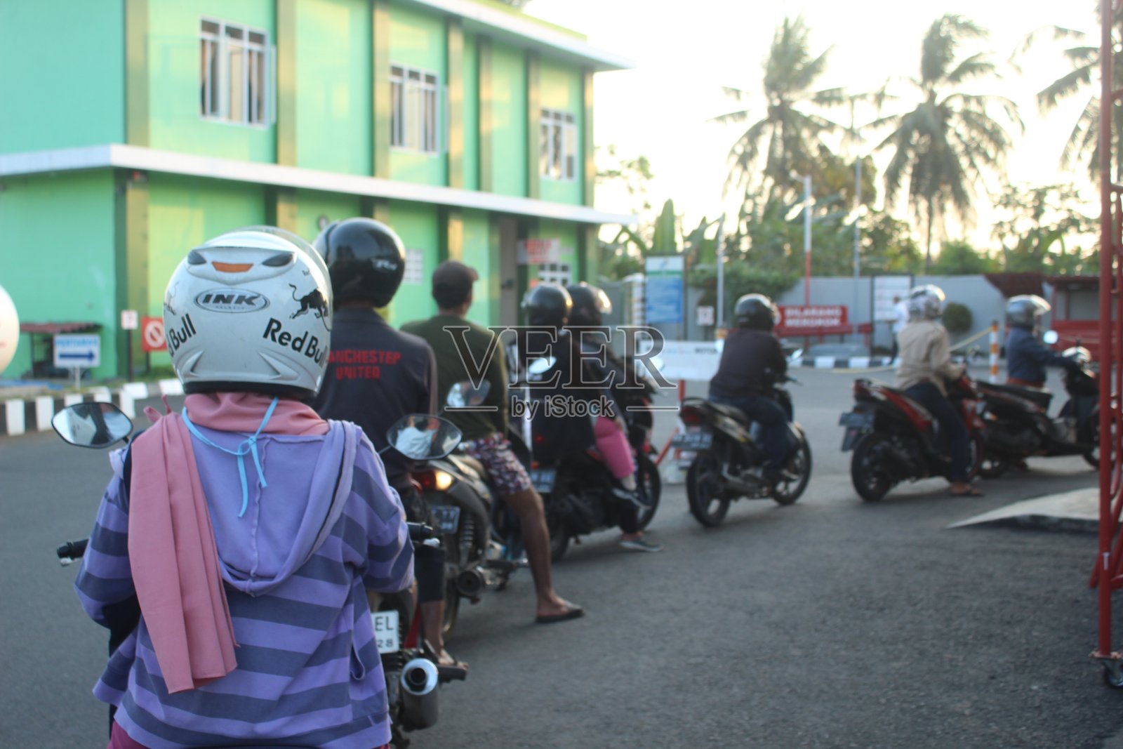 几个人在加油站排队买汽油照片摄影图片