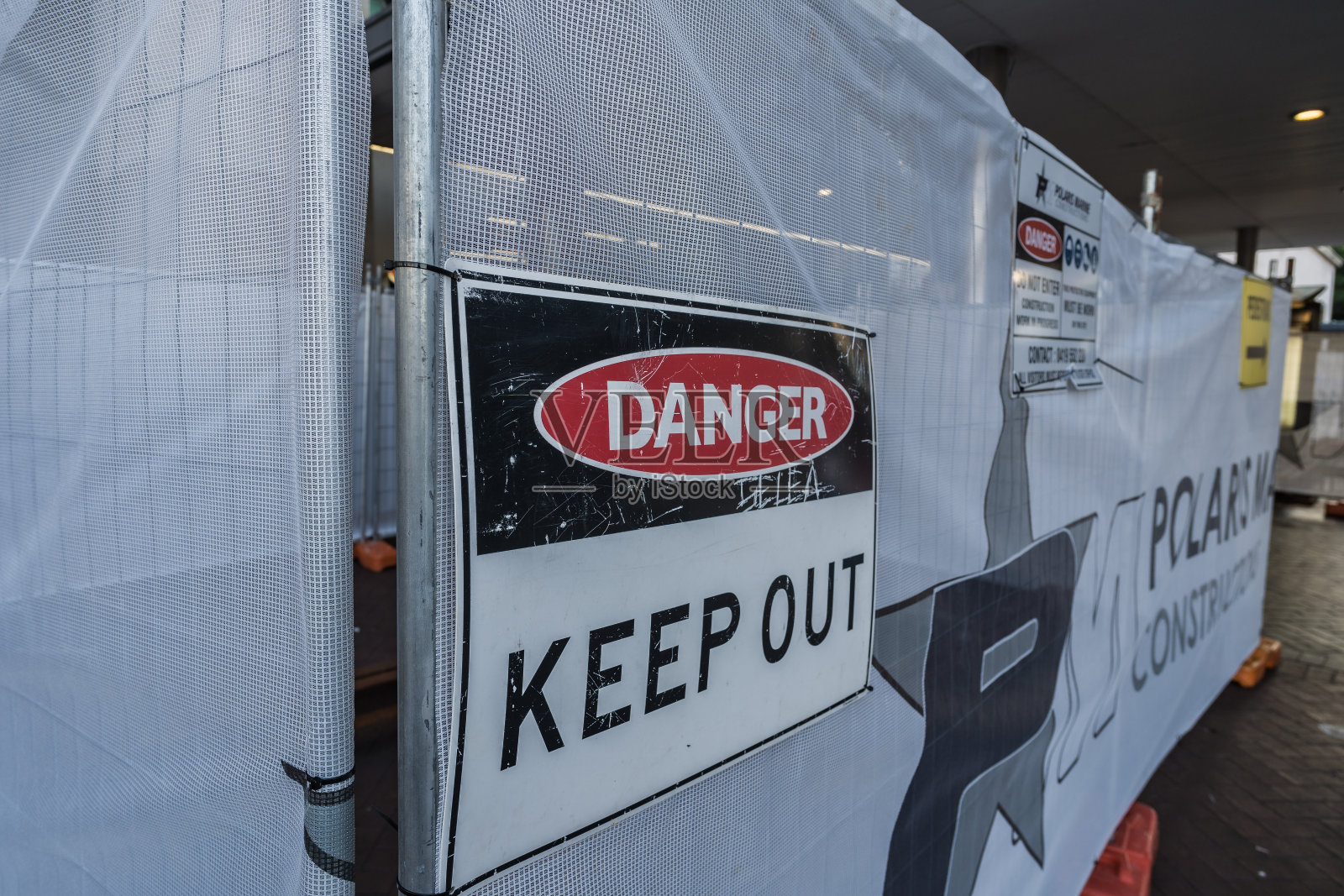 钢结构围栏上的危险禁止进入标志特写照片摄影图片