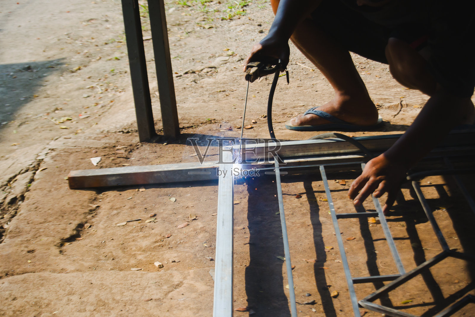 用焊条焊铁照片摄影图片