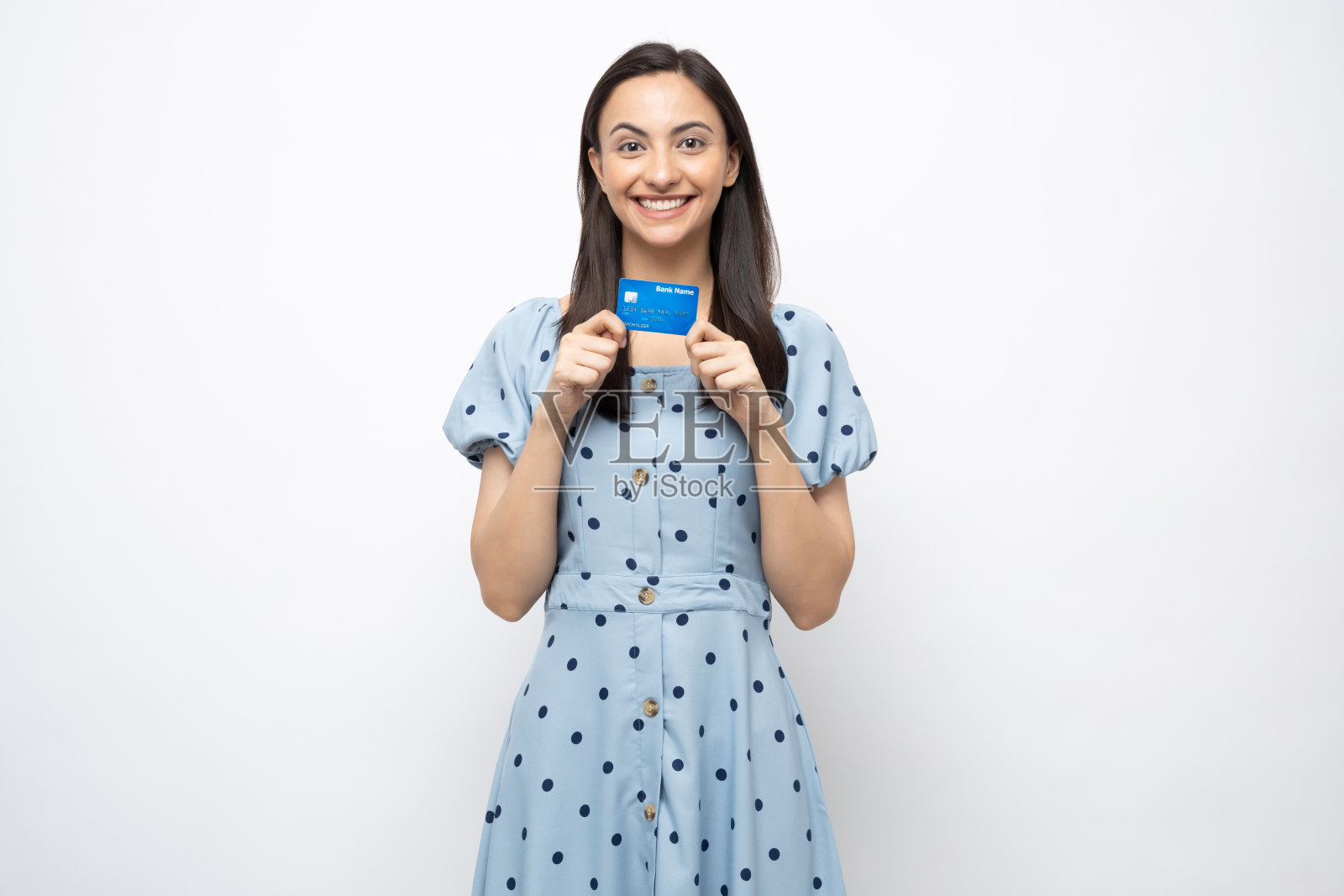 漂亮的女士穿着蓝色的圆点连衣裙孤立在白色背景股票照片照片摄影图片