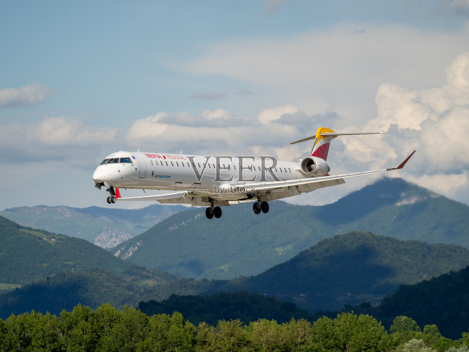 伊比利亚地区航空公司，crj1000庞巴迪支线飞机正在贝加莫米兰国际机场降落照片摄影图片