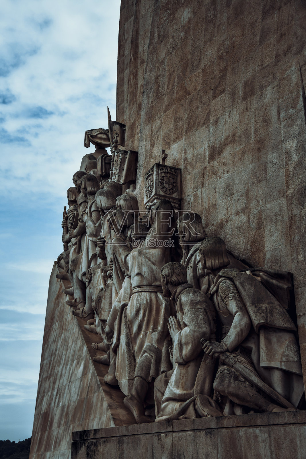 葡萄牙里斯本的发现纪念碑和著名探险家的小雕像照片摄影图片