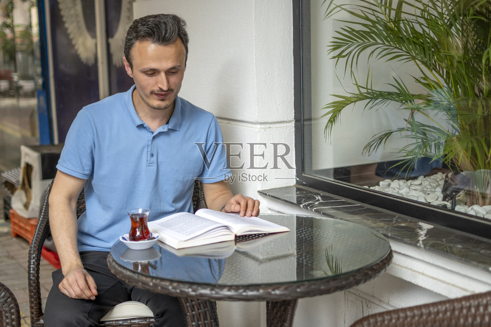 年轻人读书照片摄影图片