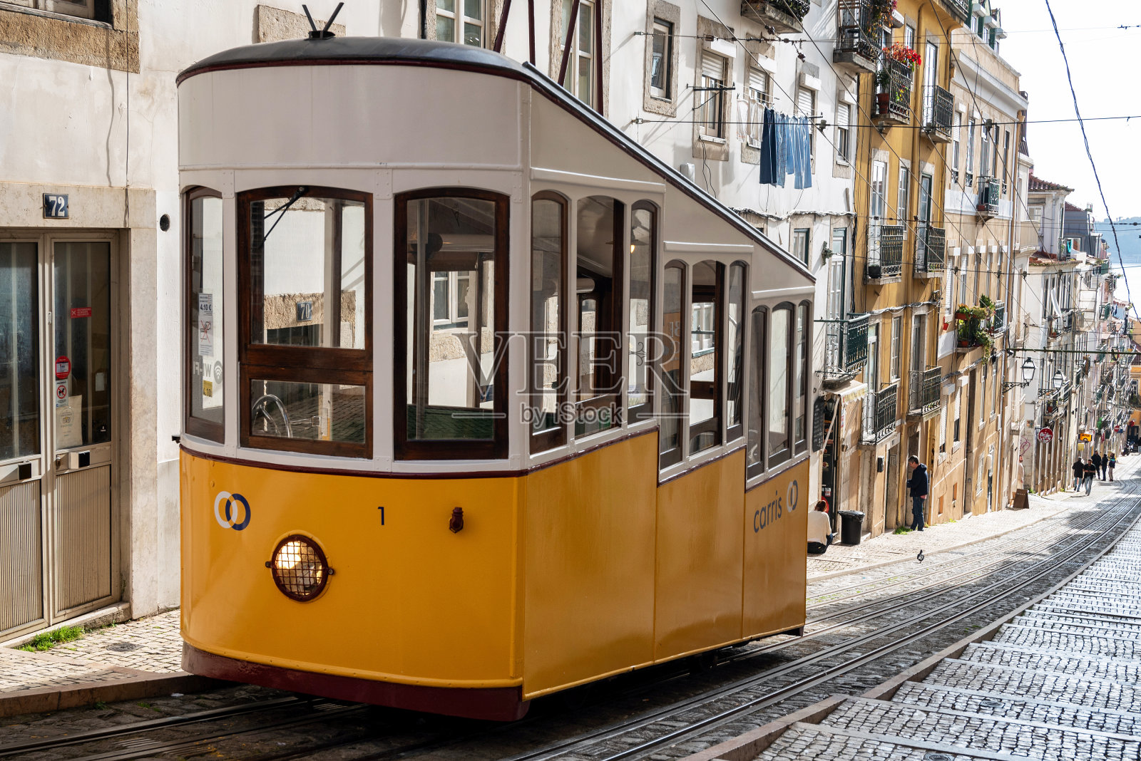 葡萄牙里斯本比卡车站的黄色有轨电车,是里斯本最受游客欢迎的有轨电车之一。照片摄影图片