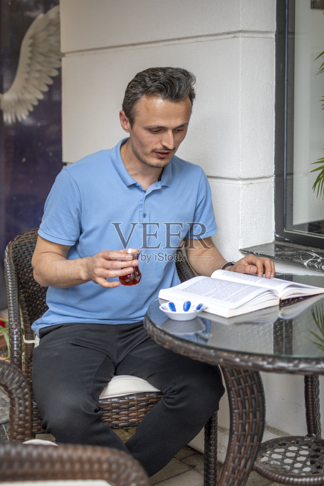 年轻人读书照片摄影图片