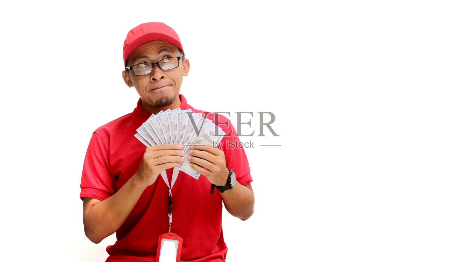 兴奋的亚洲送货员拿着钱照片摄影图片
