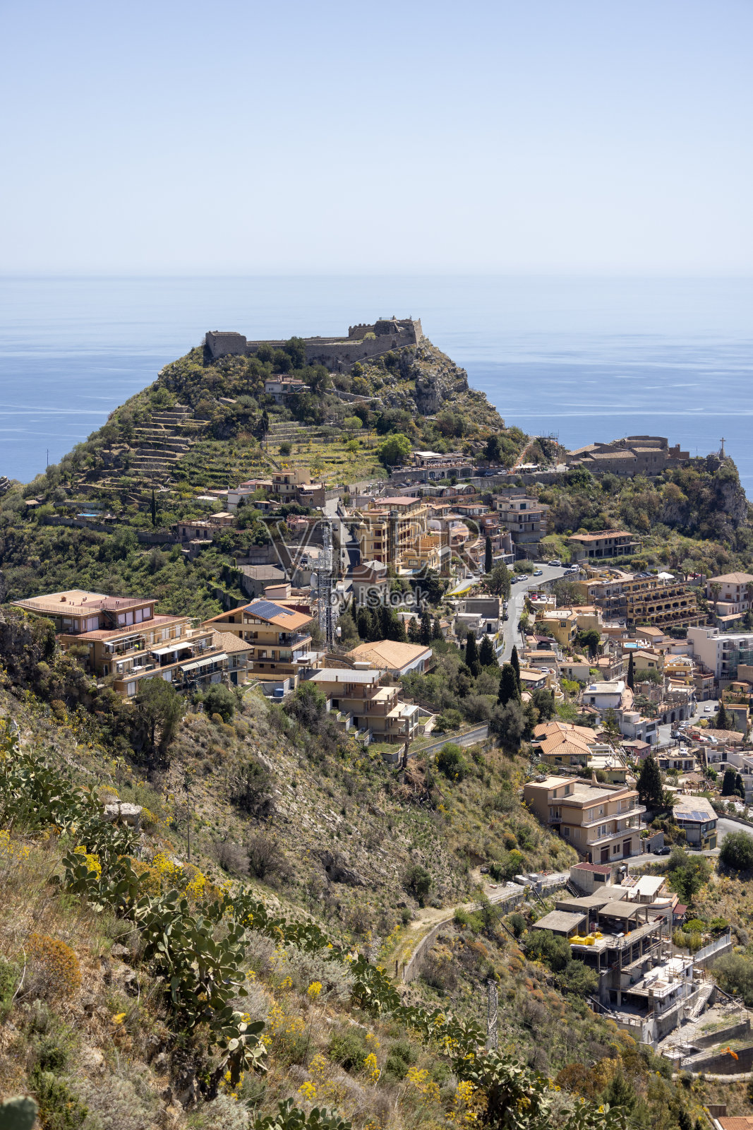 陶尔米纳市鸟瞰图，位于意大利西西里岛Castelmola陶尔米纳市撒拉逊人路径的爱奥尼亚海海湾照片摄影图片