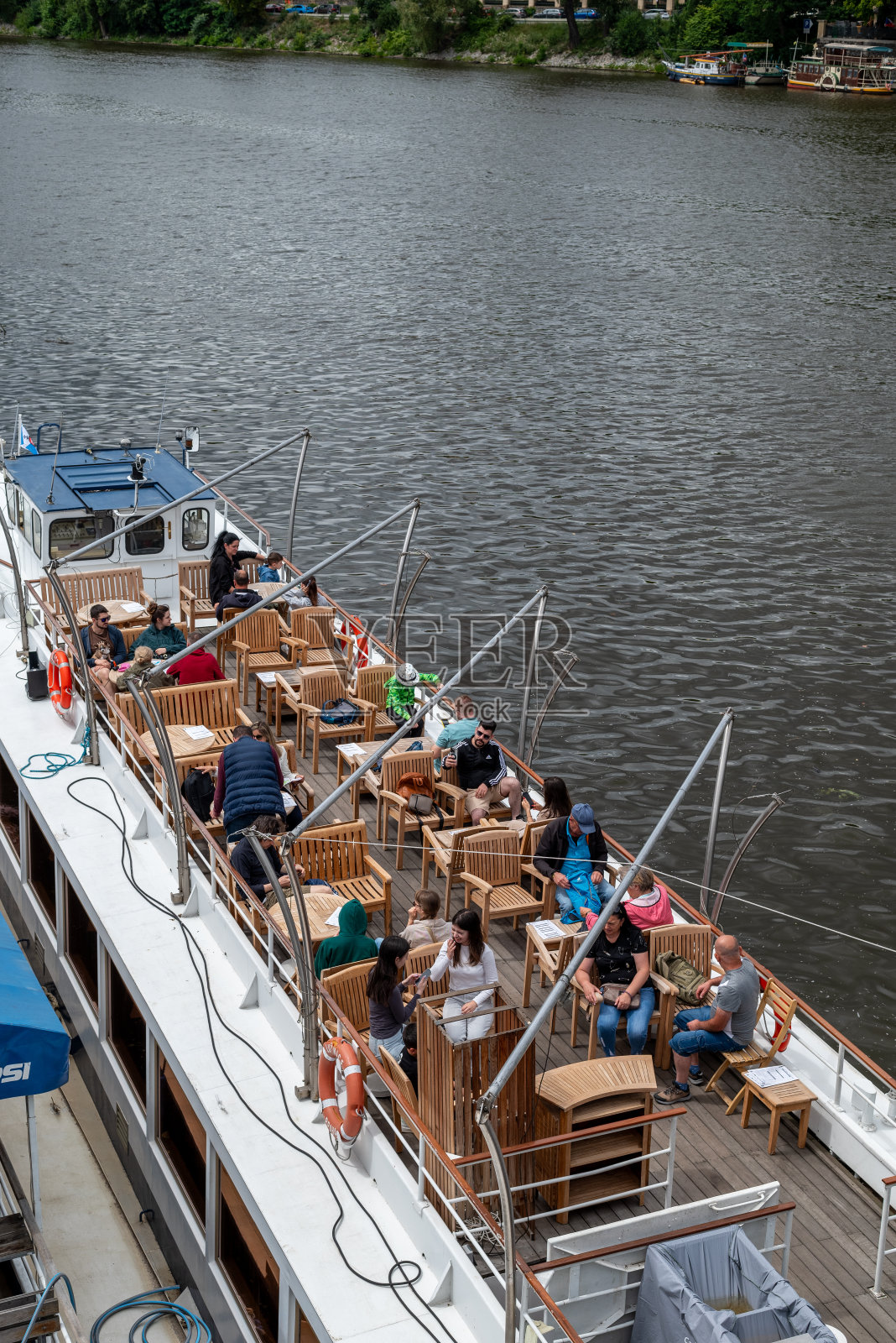 游船是游客在捷克首都布拉格伏尔塔瓦河上观光的一种流行形式照片摄影图片