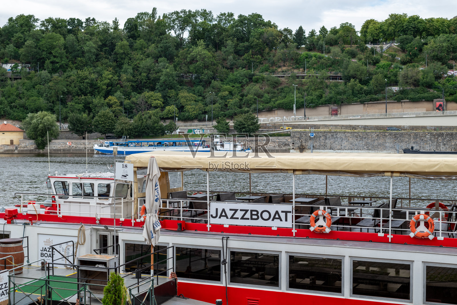 游船是游客在捷克首都布拉格伏尔塔瓦河上观光的一种流行形式照片摄影图片