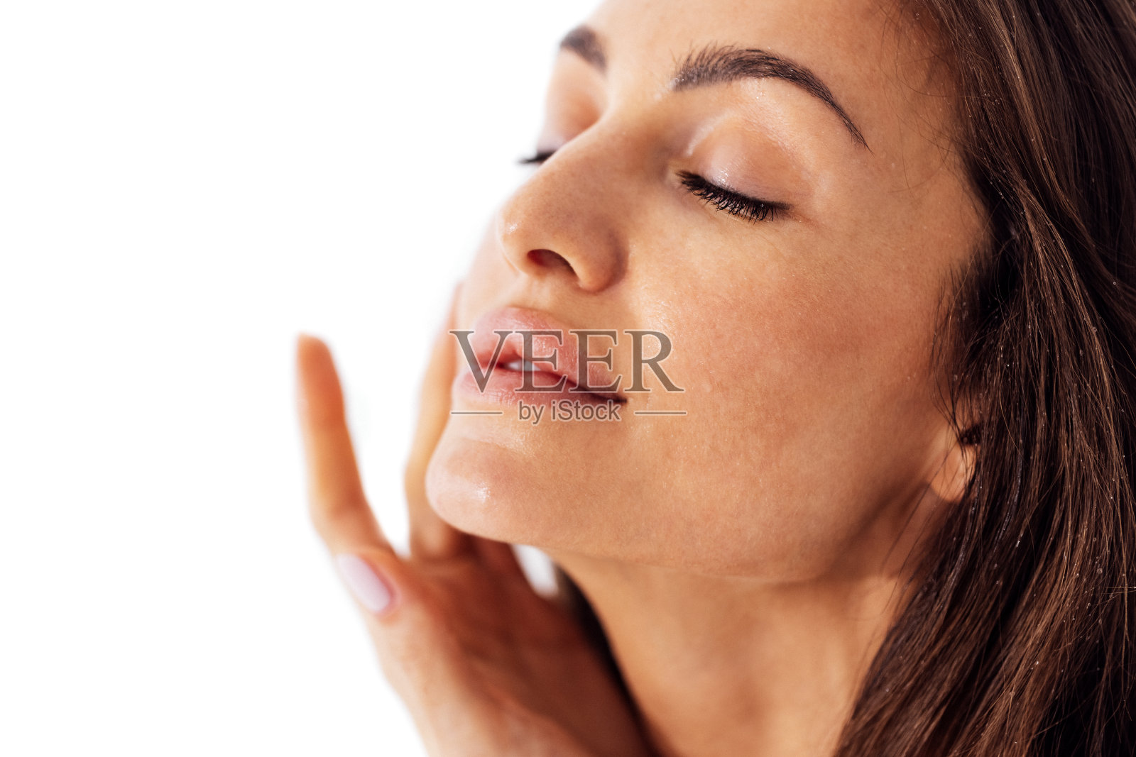 摄影棚拍摄的漂亮的白人黑发女性在白色的背景照片摄影图片