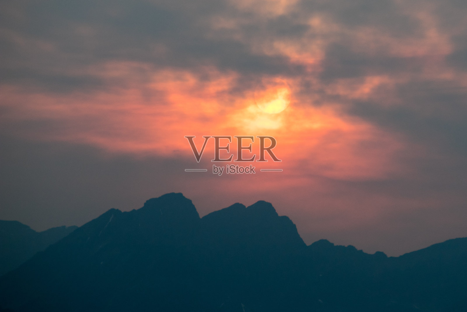 班夫国家公园的夏日日落和日出:雄伟的湖泊和山峰上的色彩交响曲照片摄影图片