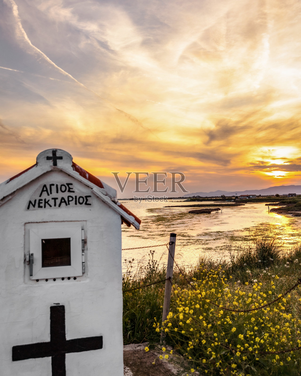 希腊色雷斯三角洲埃夫罗斯湿地国家公园的日落，靠近费里斯和亚历山德鲁波利斯。希腊文翻译圣内克塔里奥斯教堂照片摄影图片