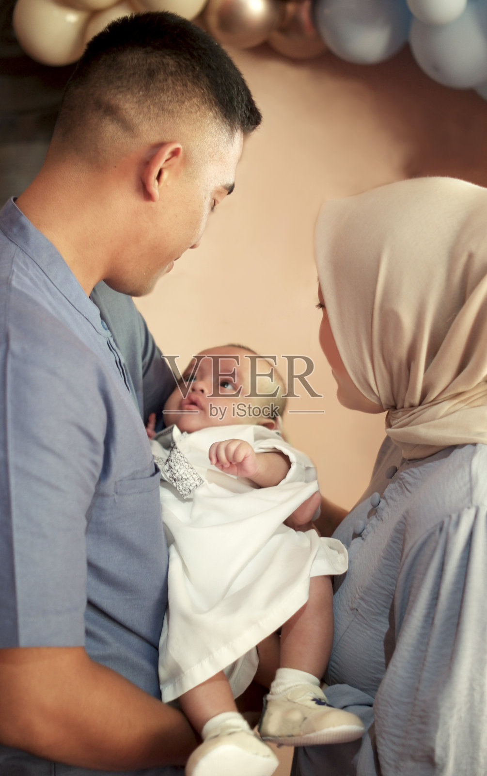 已婚夫妇，有一个孩子。照片摄影图片