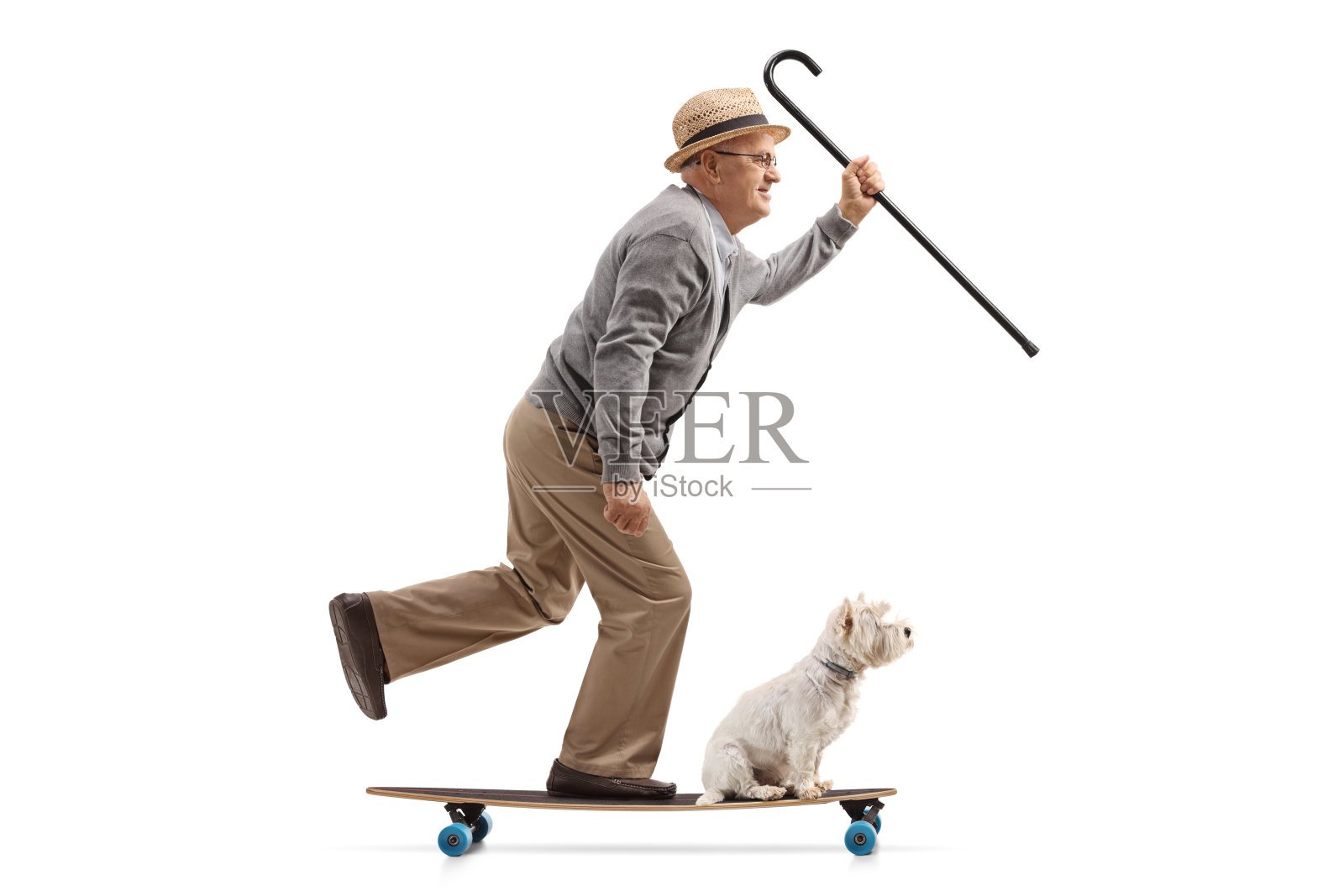 一位老人和一只狗骑在长板上的全身侧面照片照片摄影图片